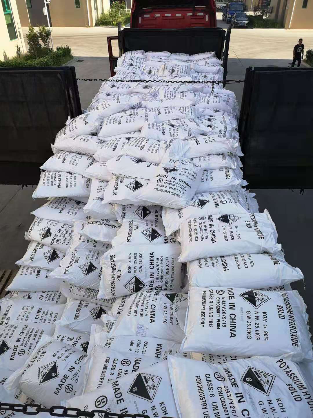 氫氧化鉀變成黑色的原因是什么？